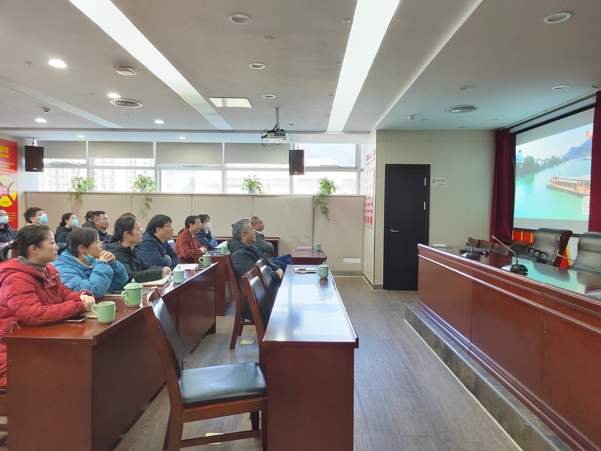 2月28日，市公积金管理中心组织干部职工收看《放歌瓯江》